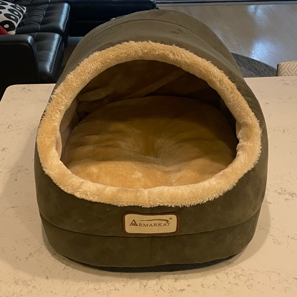 Like New Armarkat Dome/Cove Dog Small Dog Bed